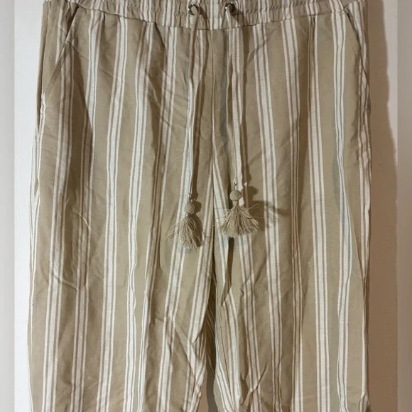 Belle Beach by Kim Gravel Women Medium Petite Tan White Pull on Pants Capri - Picture 2 of 5
